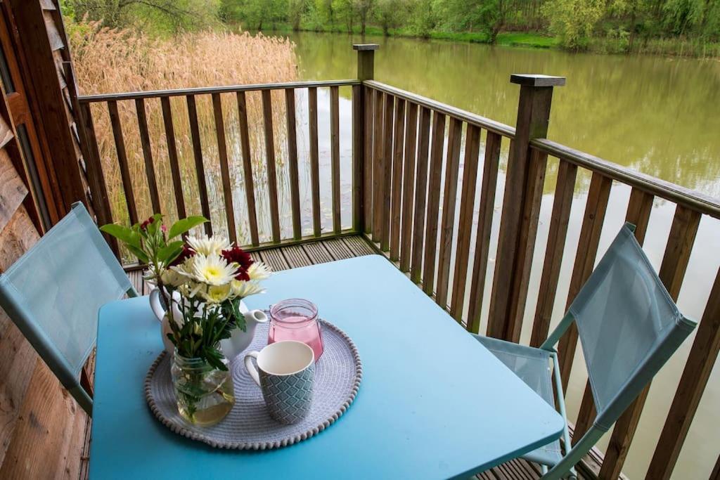 Lakeside Cabin On Stilts- 'Kingfisher' Rous Lench Exterior foto